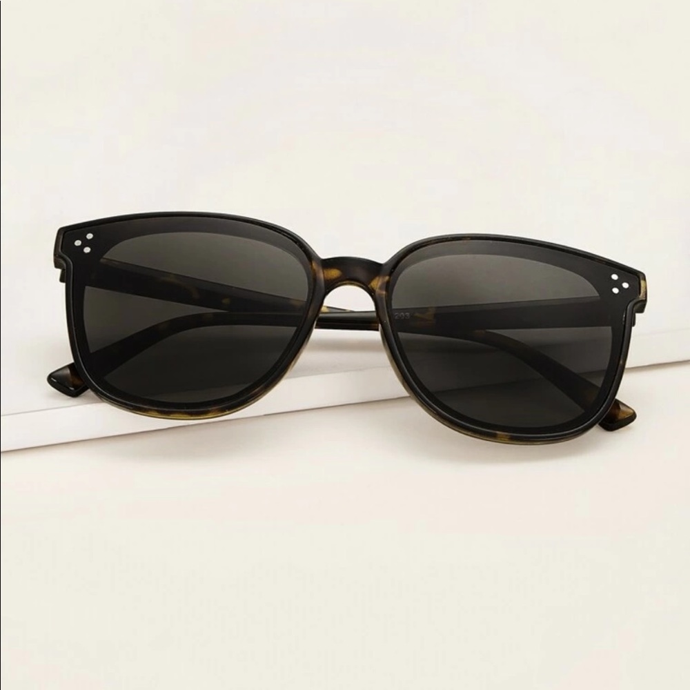 Black leopard print sunglasses